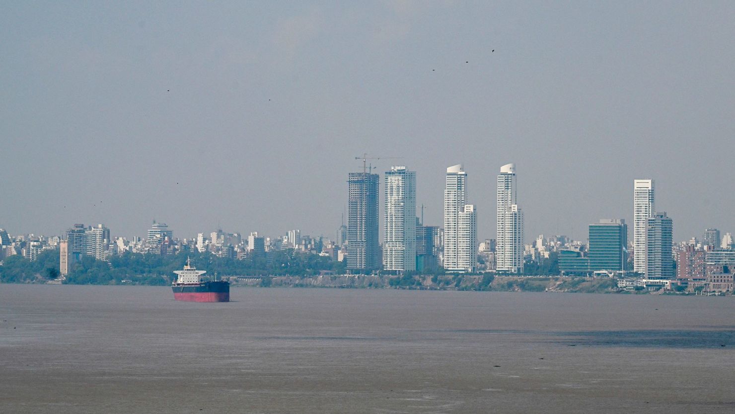 Vista general de Rosario, provincia de Santa Fe, Argentina, a orillas del río Paraná, tomada el 15 de marzo de 2023. Crédito: LUIS ROBAYO/AFP vía Getty Images