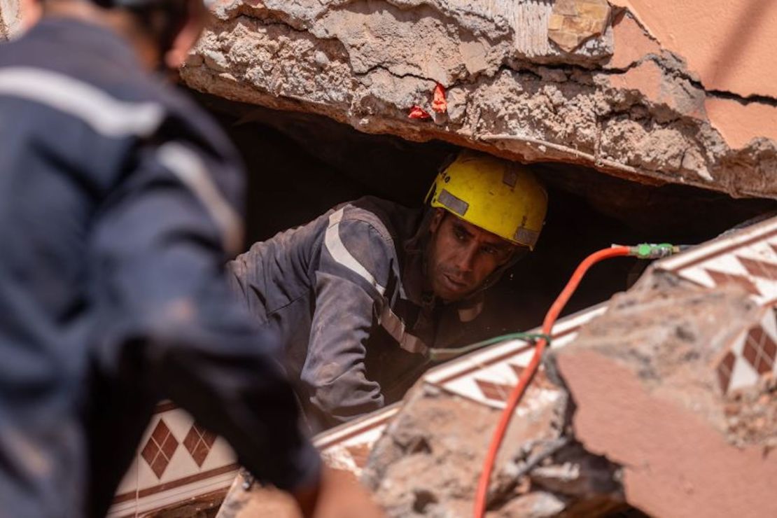 Trabajadores de emergencia buscan debajo de una casa muy dañada el 10 de septiembre de 2023 en Moulay Brahim, Marruecos.