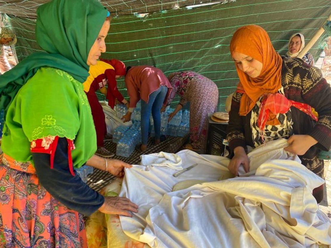 Leila Idabdelah (R) hace pan para sus vecinos en una tienda cerca de su pueblo destruido el domingo 10 de septiembre de 2023.