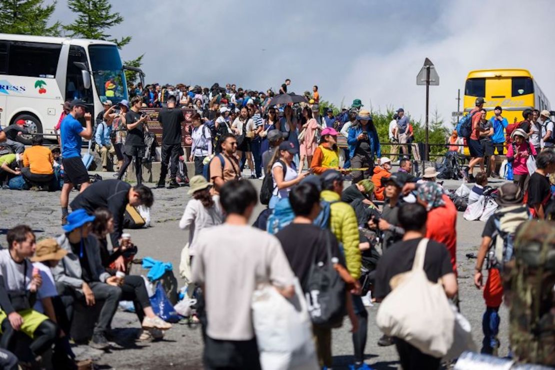 Las autoridades dicen que un auge turístico posterior a covid ha atraído a miles de turistas adicionales a la montaña este año.