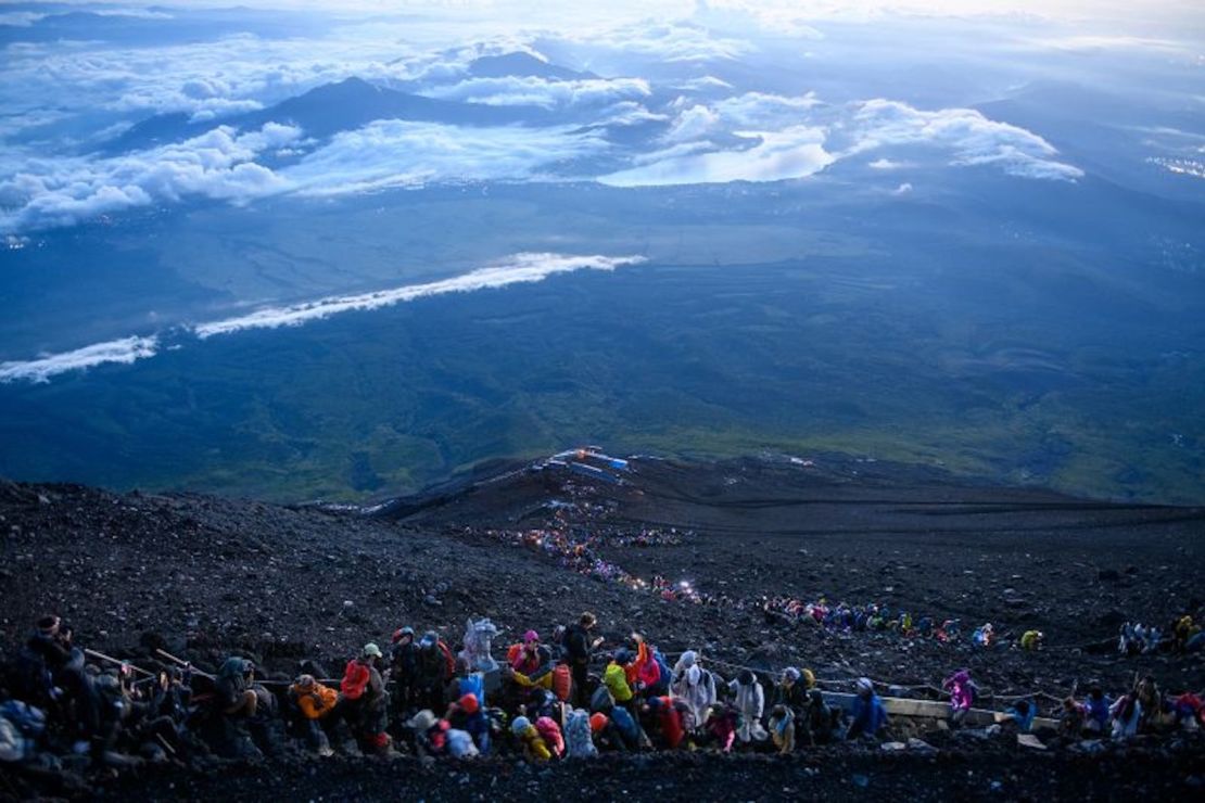 Expertos dicen que la experiencia del montañismo en el monte Fuji está en fuerte declive debido a las multitudes.