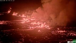 CNNE 1450972 - el volcan kilauea entra otra vez en erupcion y genera un espectaculo de fuego