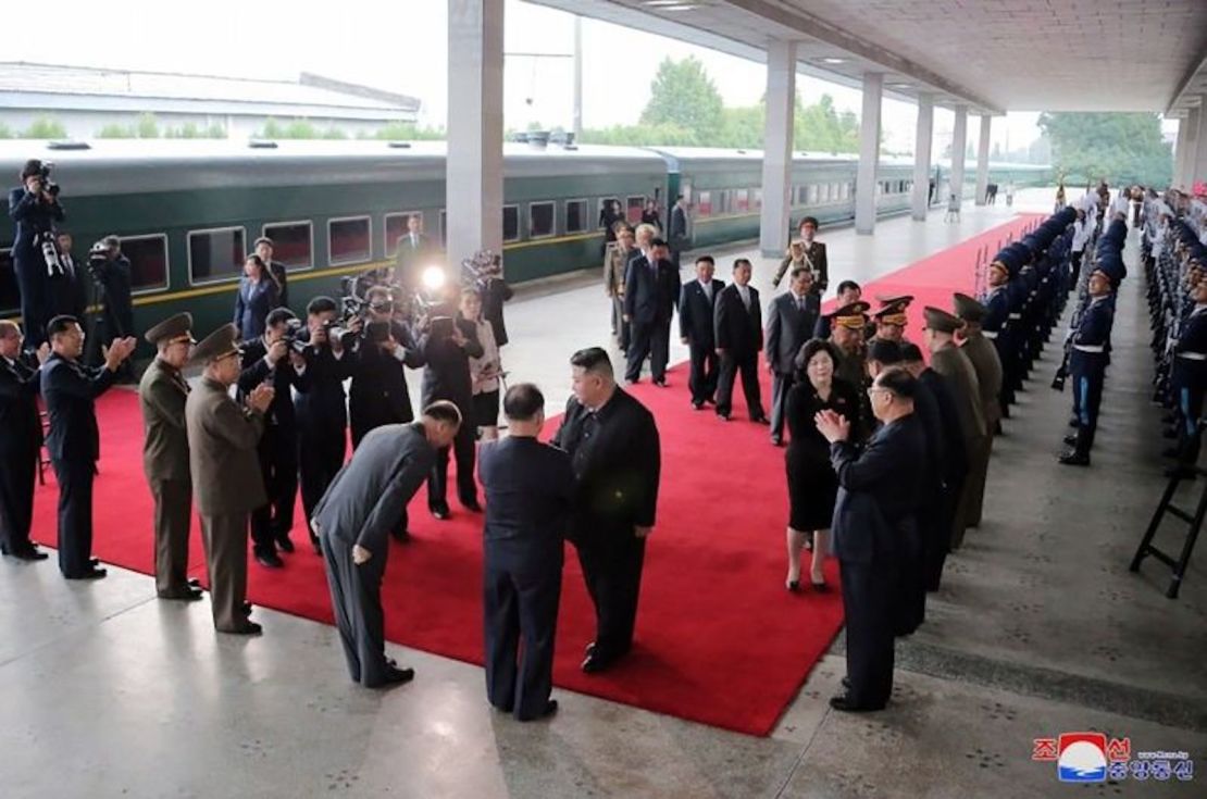 Kim estrecha la mano de funcionarios norcoreanos antes de su viaje a Rusia y de una esperada reunión con Vladimir Putin.