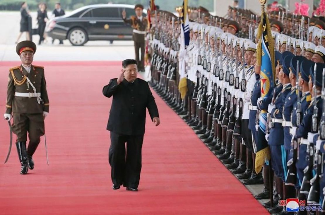 Soldados alineados en una alfombra roja mientras Kim Jong Un se prepara para abordar el tren hacia Rusia el 11 de septiembre de 2023.
