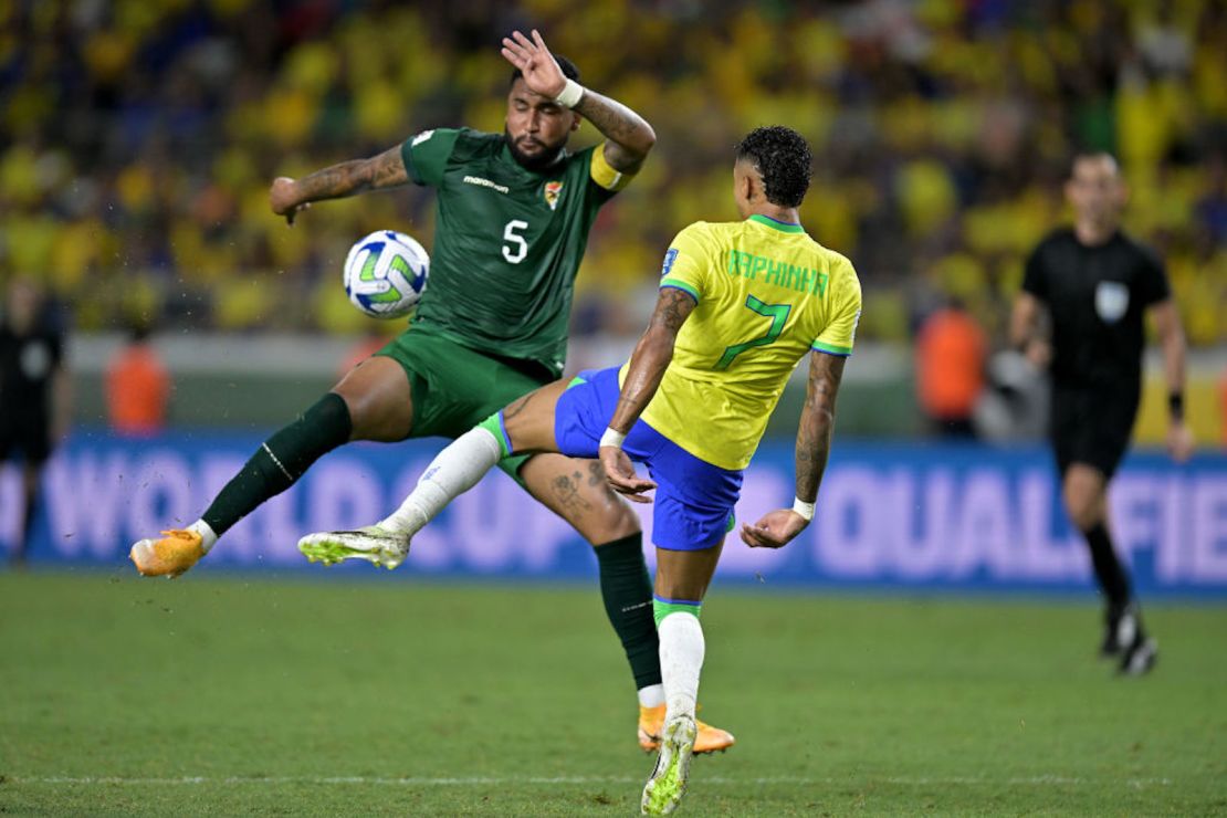 Raphinha de Brasil compite por el balón con Adrián Jusino de Bolivia durante un partido de clasificación para la Copa Mundial de la FIFA 2026 entre Brasil y Bolivia en Mangueirao el 8 de septiembre de 2023 en Belem, Brasil.