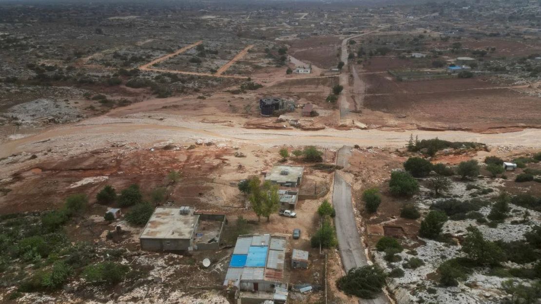 Vista aérea del agua de la inundación mientras una poderosa tormenta y fuertes lluvias azotaban la ciudad de Shahhat, Libia, el 11 de septiembre de 2023.