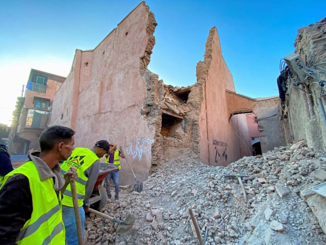 Personas trabajando junto a los daños en la histórica ciudad de Marrakech tras el terremoto.