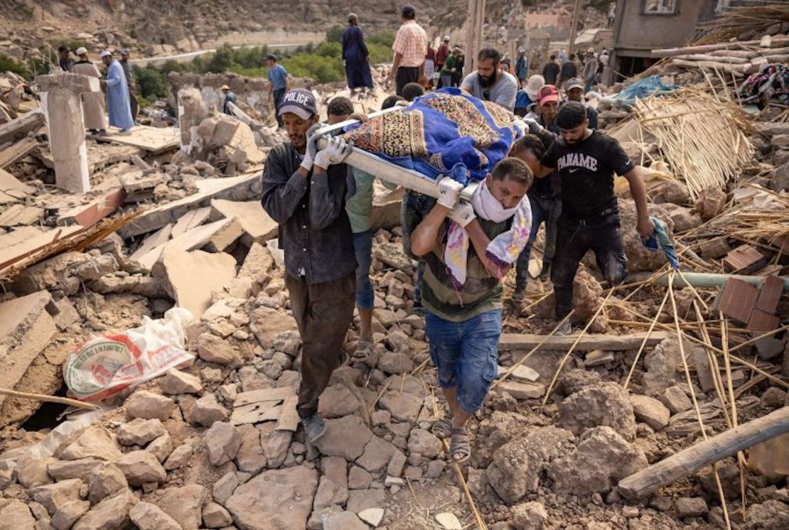 Personas cargando los restos de una víctima, en el pueblo de Imi N'Tala.