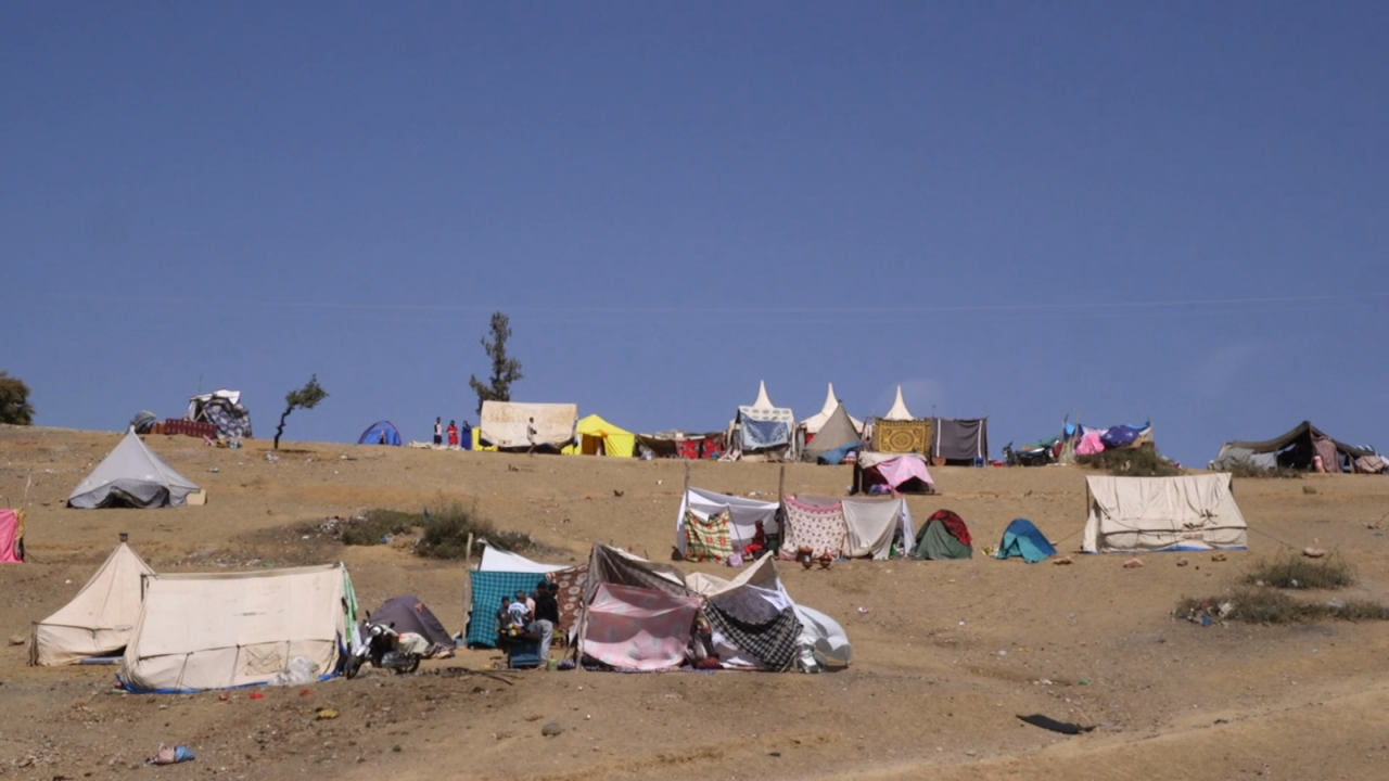 CNNE 1451371 - residentes duermen en campamentos trasperder su hogar durante el terremoto