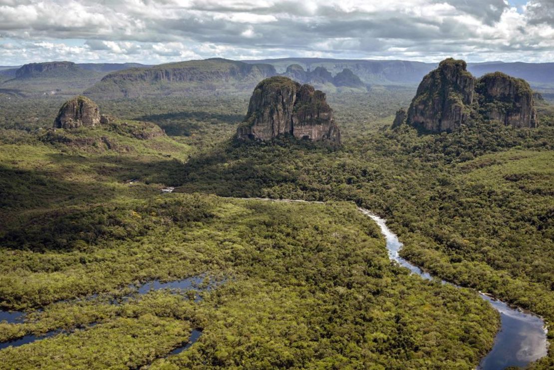 El Parque Nacional de Chiribiquete, en el sureste de Colombia, tiene 43.000 kilómetros cuadrados. Es el mayor parque nacional de Sudamérica y cuenta con una enorme extensión de selva amazónica, montañas de cumbres planas y ríos salvajes. Crédito: Guillermo Legaria/AFP/Getty Images