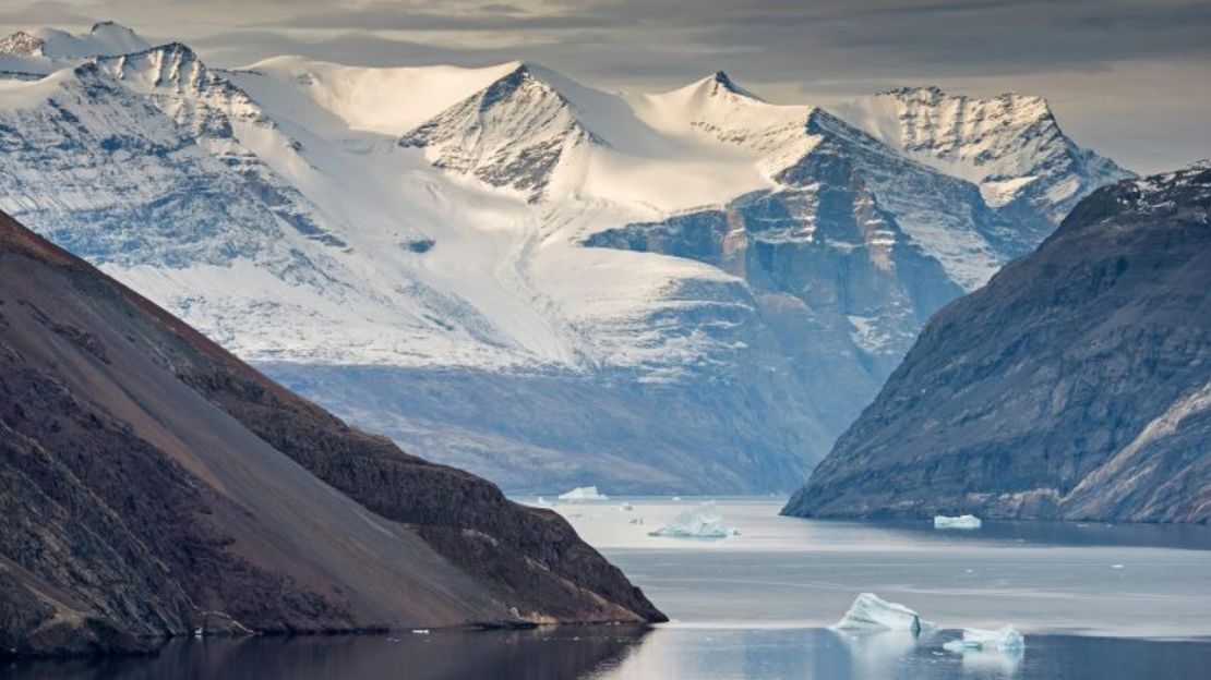 El mayor parque nacional de Norteamérica: el Parque Nacional de Groenlandia Nororiental, que se extiende por casi la mitad de la isla más grande del mundo, es también el mayor parque nacional y la mayor zona terrestre protegida del planeta. Con 972.000 kilómetros cuadrados, es más grande que todos los estados miembros de las Naciones Unidas excepto 29. Crédito: imageBROKER.com/Alamy Stock Photo