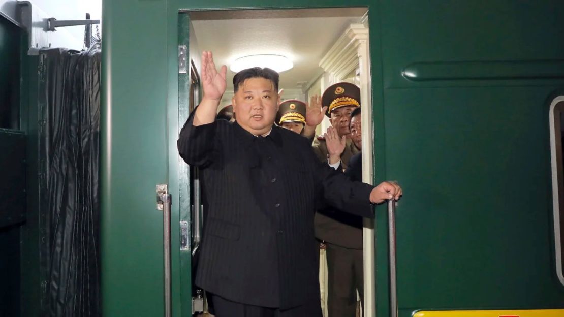 El líder norcoreano Kim Jong Un saluda desde su tren blindado en Pyongyang mientras parte hacia Rusia, el 10 de septiembre. Crédito: KCNA/AP