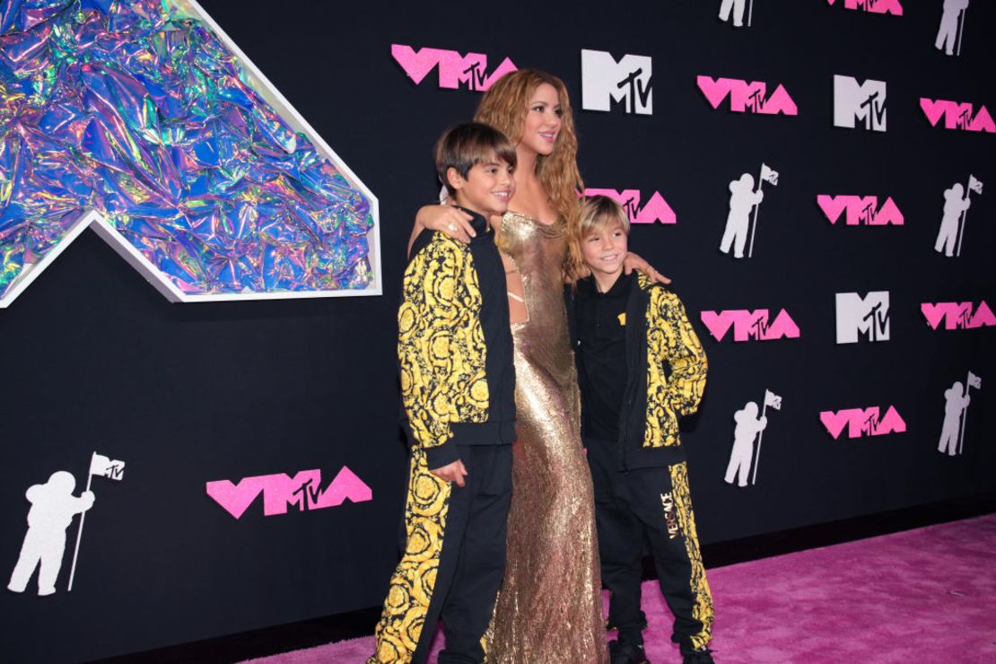 Shakira junto a sus dos hijos en la ceremonia de los MTV Video Music Awards en el Prudential Center, el 12 de septiembre de 2023 en Newark, Nueva Jersey.