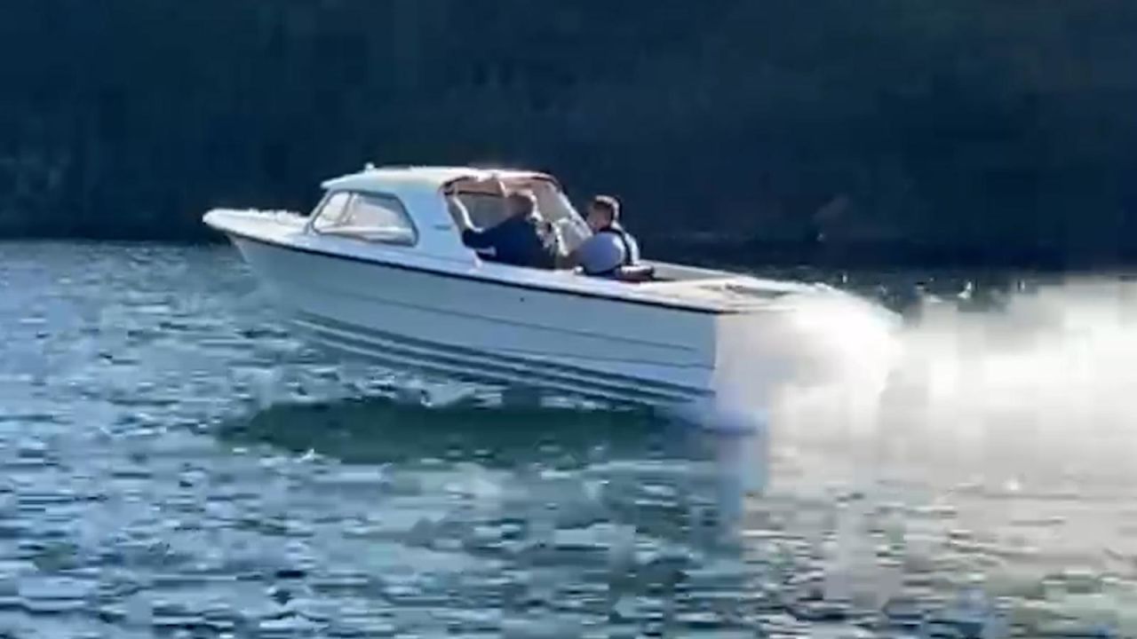 CNNE 1451766 - "corvettling"- un bote modificado con un motor de corvette
