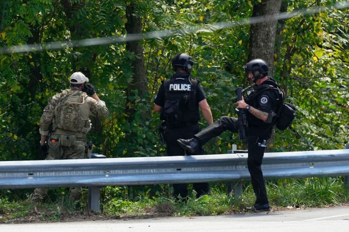 Los agentes se reúnen mientras la búsqueda del convicto fugitivo Danilo Cavalcante continúa tras dos semanas en Pottstown.