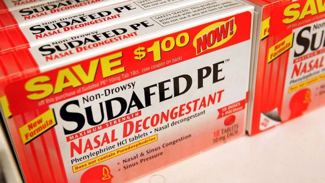 En esta fotografía de 2006, el descongestionante nasal Sudafed PE se exhibe en un estante de una tienda Walgreens en Chicago, Illinois.