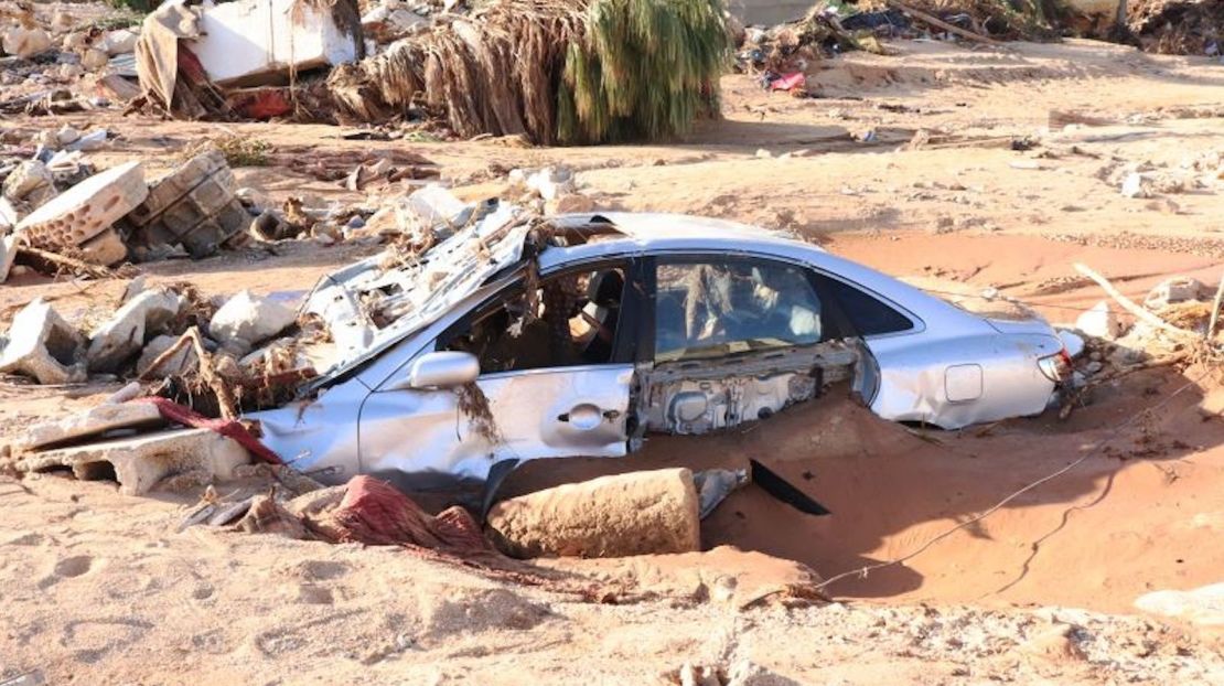 Esta foto muestra un vehículo dañado atrapado entre los escombros después de las inundaciones causadas por la tormenta Daniel en Derna, Libia, el 12 de septiembre de 2023.