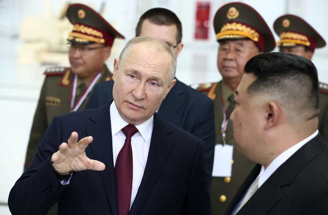 El presidente de Rusia, Vladimir Putin, conversa con el líder de Corea del Norte, Kim Jong Un, durante su visita al Сosmódromo de Vostochny, en el extremo oriental de la región rusa de Amur, el 13 de septiembre. Artem.