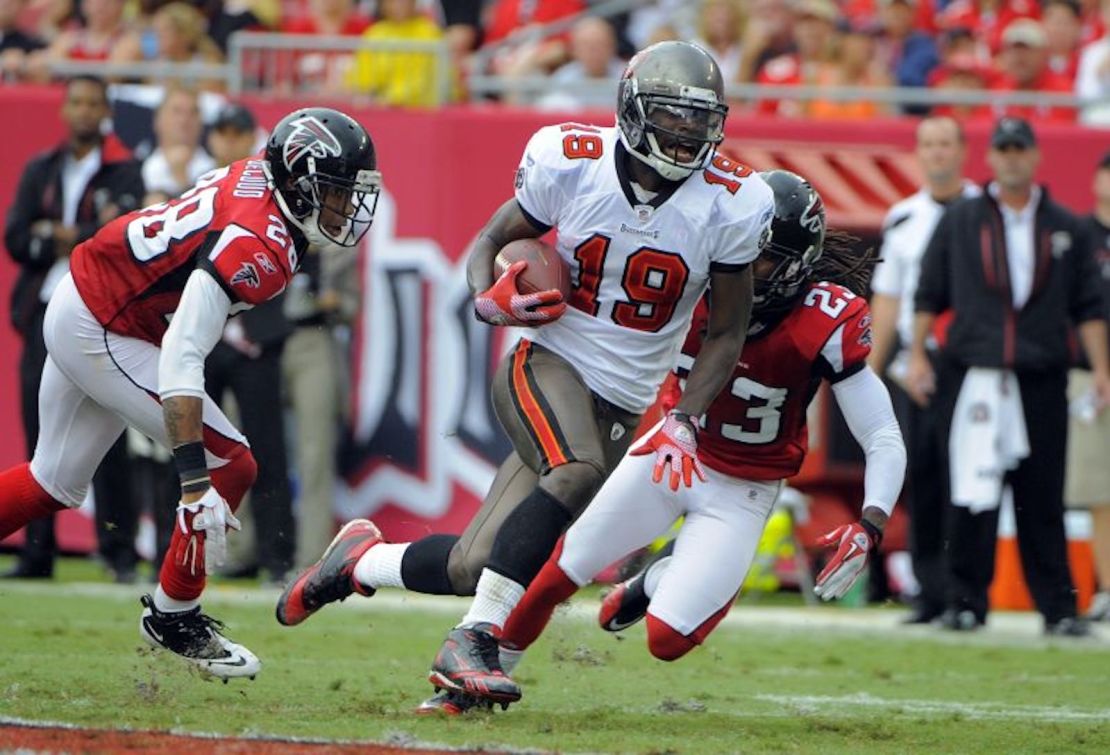 El receptor abierto de los Tampa Bay Buccaneers Mike Williams (19) se libera durante un partido de fútbol americano de la NFL el 25 de septiembre de 2011, en Tampa.