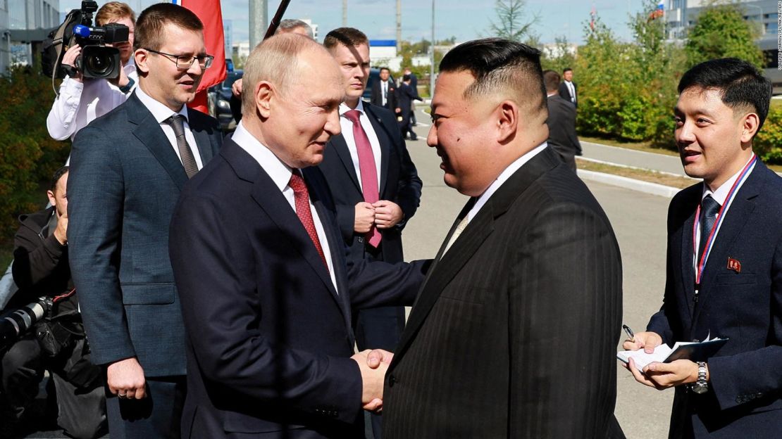 Putin saluda a Kim en un aeródromo en Rusia el 13 de septiembre de 2023.