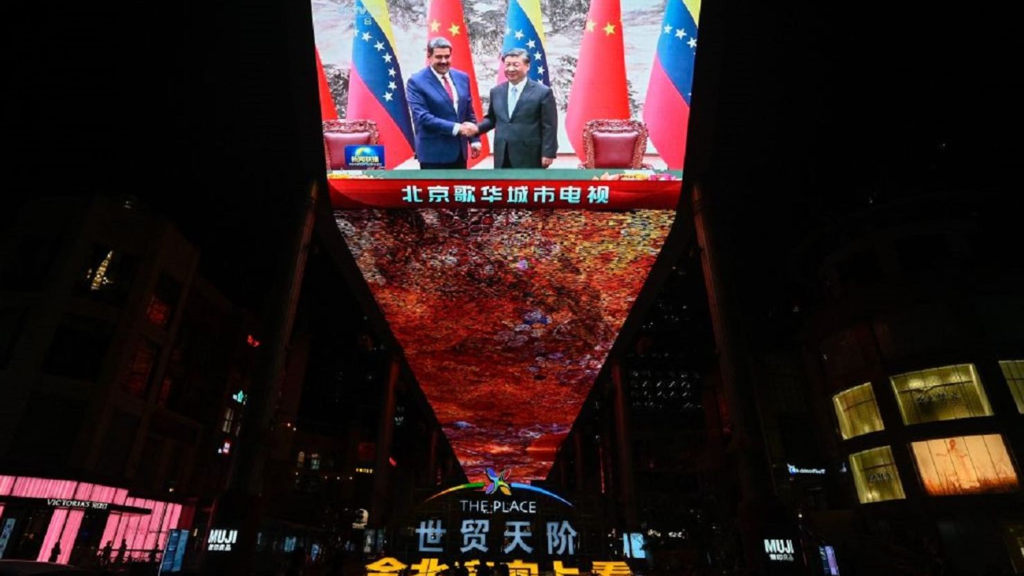 Una pantalla gigante fuera de un centro comercial muestra la cobertura de noticias de la reunión del presidente venezolano Nicolás Maduro con el presidente chino Xi Jinping en Beijing el 13 de septiembre de 2023.