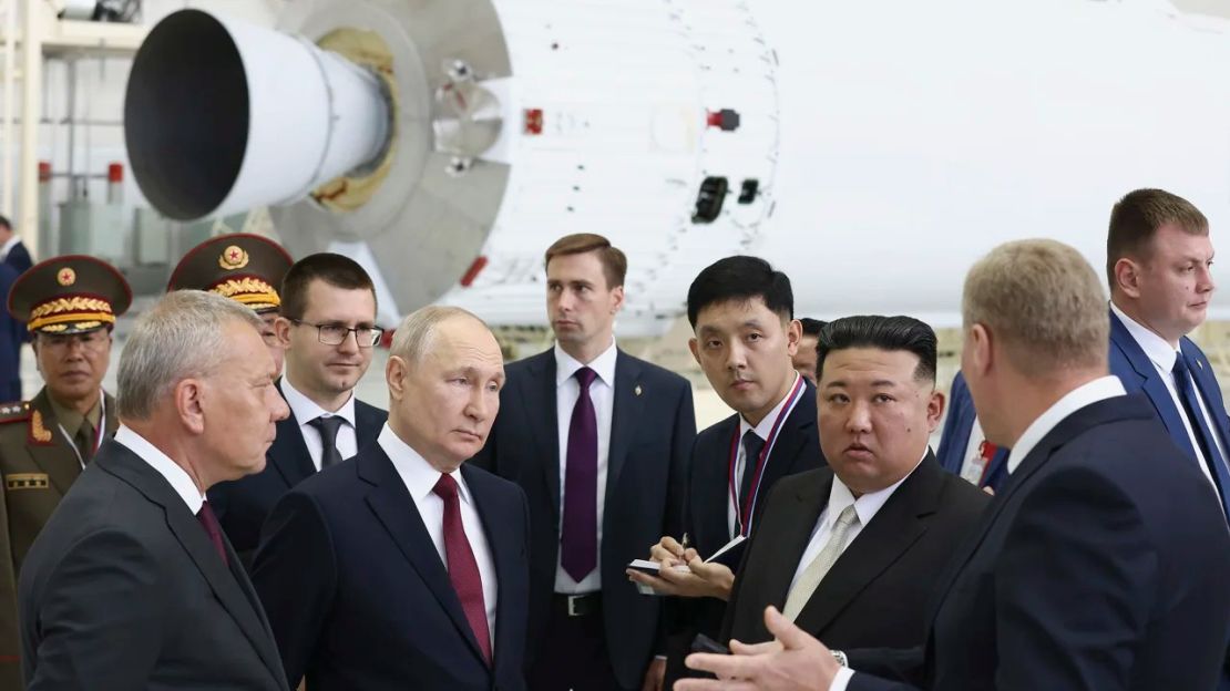 Putin y Kim Jong Un examinan un hangar de ensamblaje de cohetes durante su reunión en el cosmódromo de Vostochny. Crédito: Artyom Geodakyan/Sputnik/AP