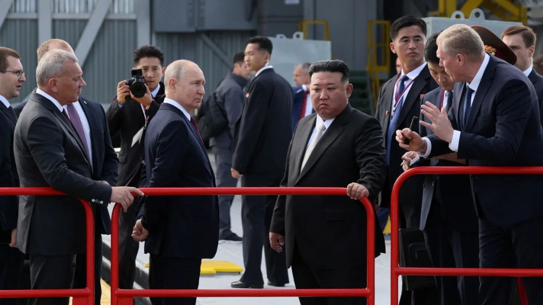 Kim Jong Un y Vladimir Putin inspeccionan el complejo de lanzamiento dentro del cosmódromo de Vostochny.