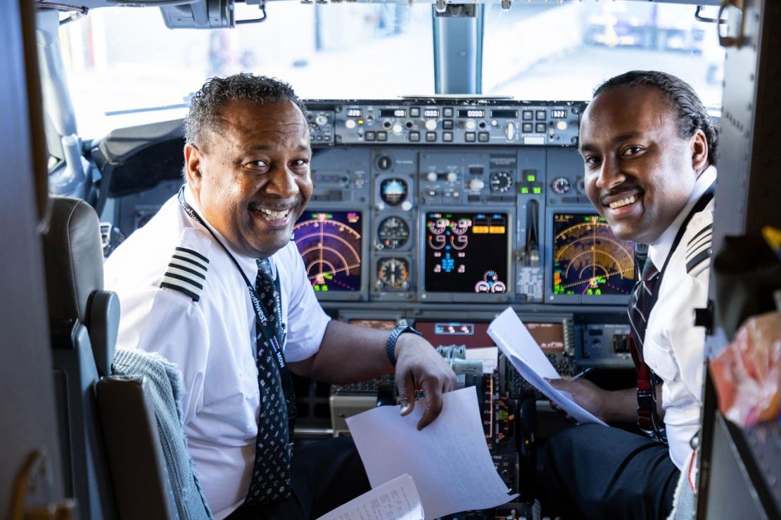 Aquí están el capitán Ruben Flowers y el primer oficial Ruben Flowers recreando la foto de la década de 1990 en 2023. Crédito: Cortesía de Southwest Airlines