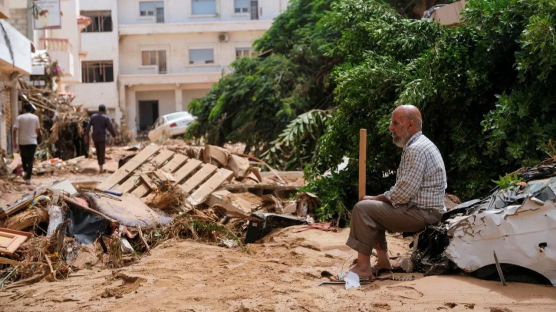 Un hombre sentado en un automóvil dañado, después de que una fuerte tormenta y lluvias torrenciales azotaran el este de Libia, este martes.Crédito: Esam Omran Al-Fetori/Reuters