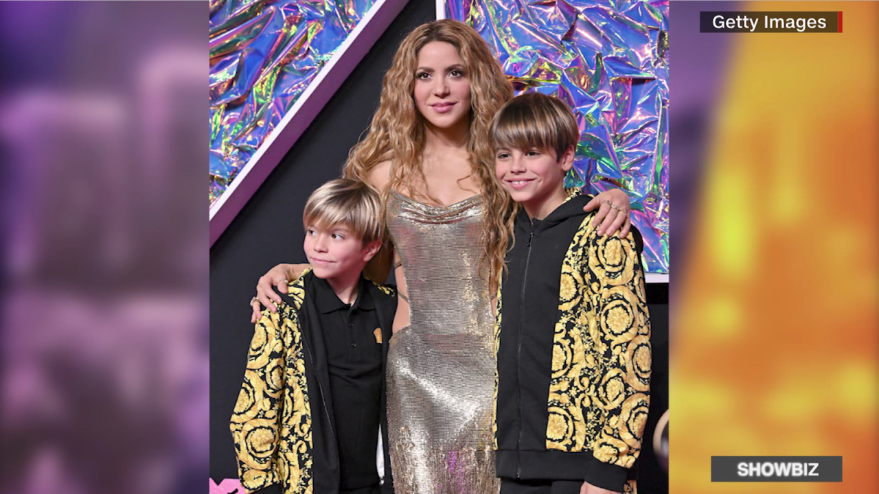 CNNE 1452181 - shakira llega a la alfombra de mtv con sus dos hijos