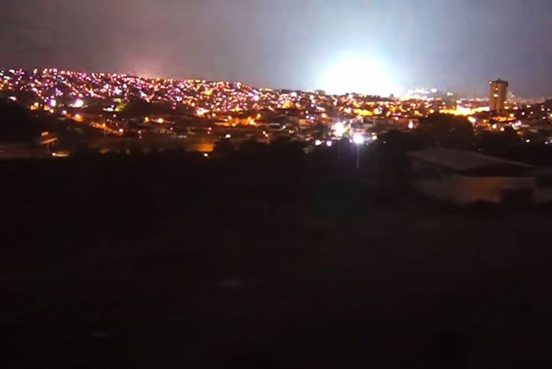 Luces sísmicas avistadas en Guayaquil, Ecuador, brillan en blanco.