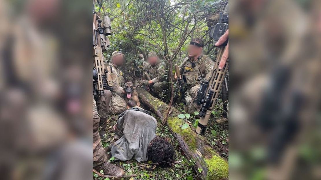 Danilo Cavalcante aparece tendido en el bosque rodeado de agentes y de Yoda, un perro policía BORTAC de la Patrulla Fronteriza estadounidense, el 13 de septiembre.