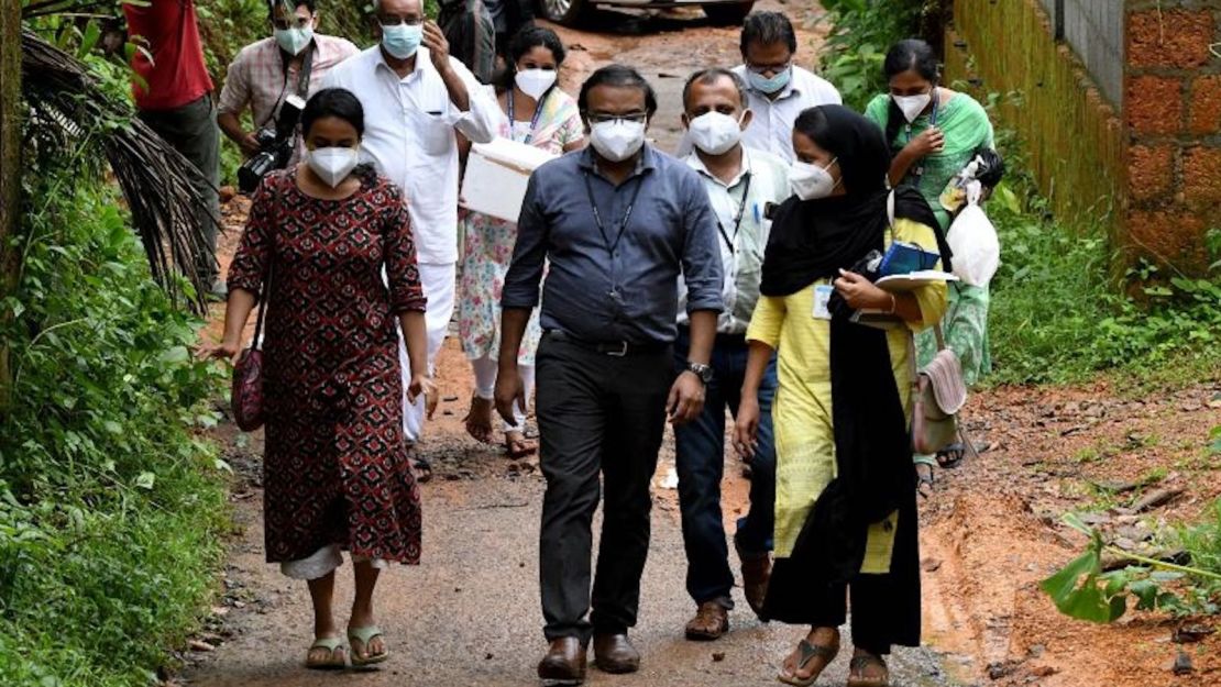 Un equipo médico de la Facultad de Medicina de Kozhikode lleva muestras de nuez de areca y fruta de guayaba para realizar pruebas de detección del virus de Nipah en el distrito de Kozhikode de Kerala, India, el 13 de septiembre.