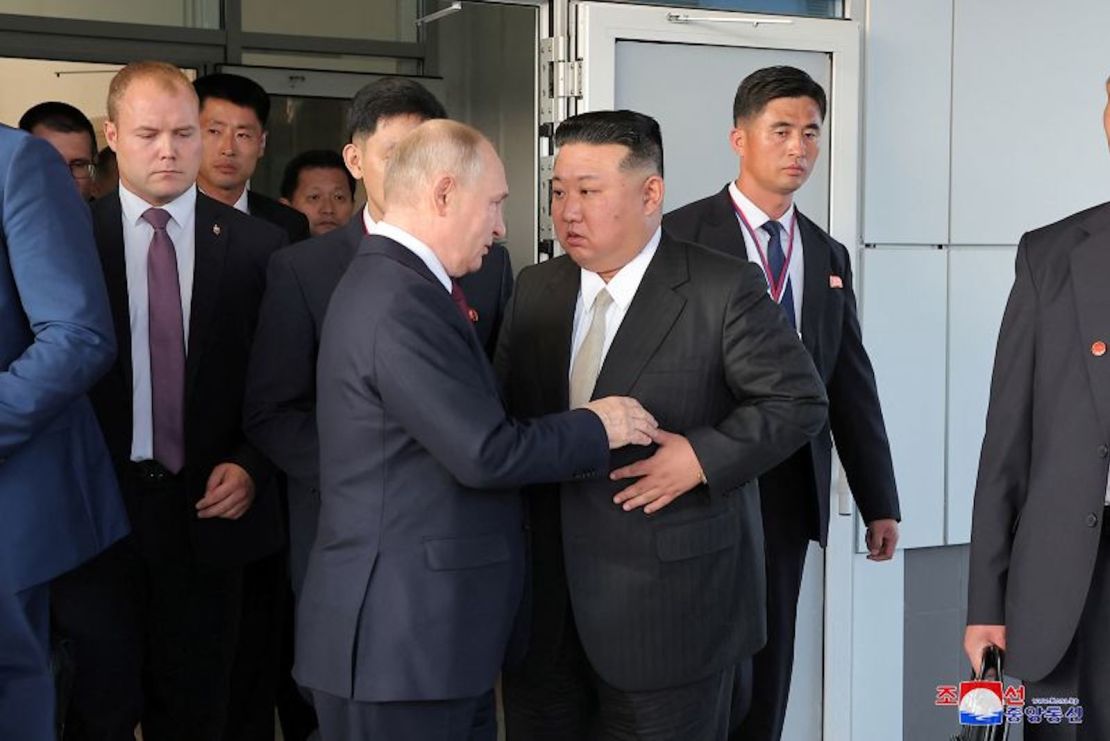 El líder norcoreano, Kim Jong Un, y el presidente ruso, Vladimir Putin, conversan durante una reunión en Rusia el 13 de septiembre de 2023.