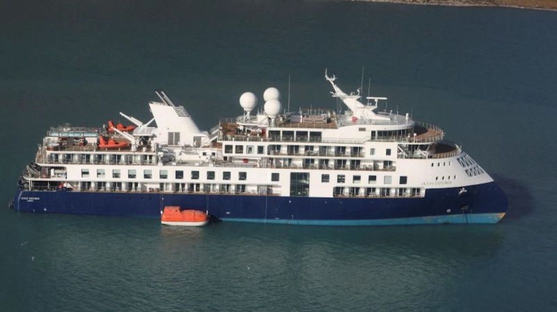 El buque Ocean Explorer ha encallado en Alpefjord, Groenlandia, con 206 pasajeros y miembros de la tripulación a bordo.