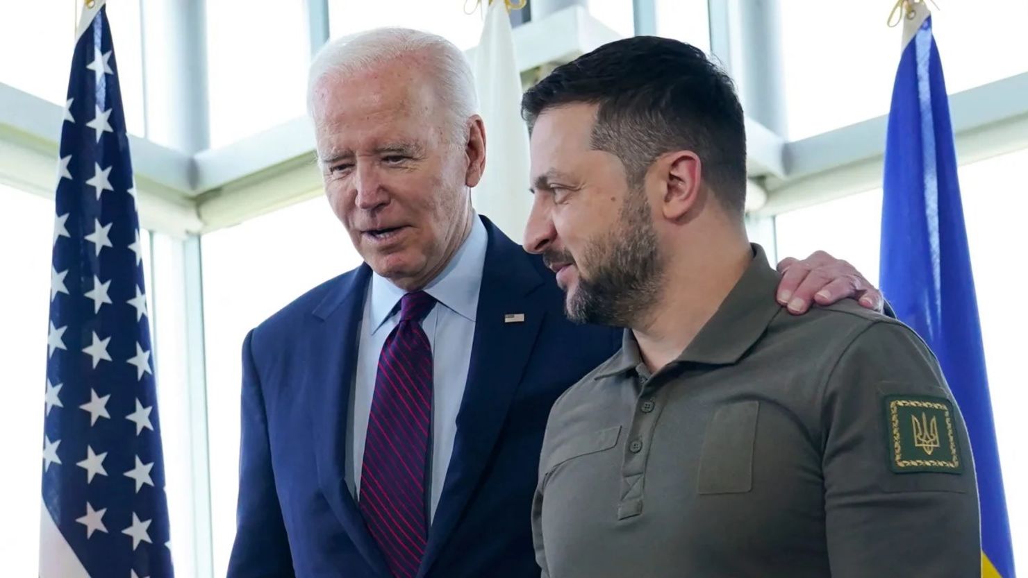 El presidente Joe Biden junto al presidente de Ucrania, Volodymyr Zelensky, antes de una sesión de trabajo sobre Ucrania durante la Cumbre de Líderes del G7 en Hiroshima el 21 de mayo de 2023.