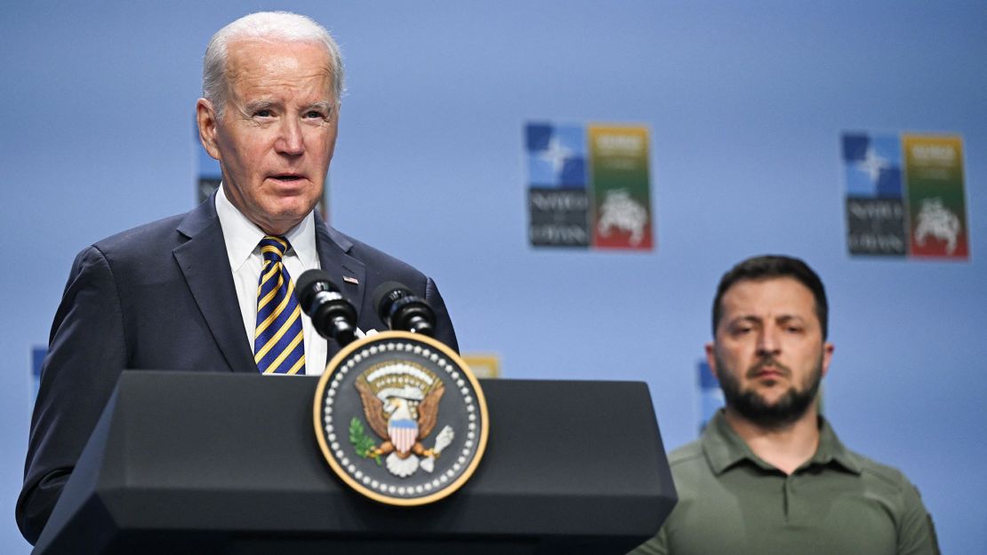 El presidente de Estados Unidos, Joe Biden, habla (izq.), flanqueado por el presidente de Ucrania, Volodymyr Zelensky, durante un evento para anunciar una declaración conjunta de apoyo a Ucrania durante la cumbre de la OTAN, en Vilna el 12 de julio de 2023.