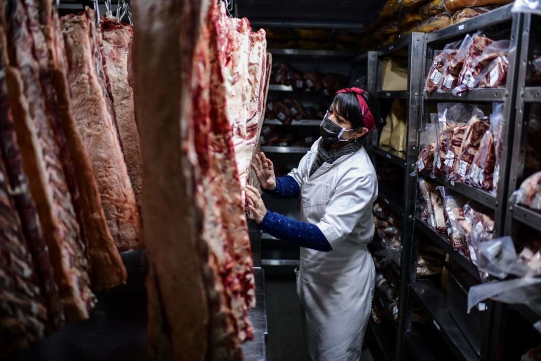 Un carnicero trabaja en la carnicería del restaurante Don Julio en el barrio de Palermo, Buenos Aires, el 20 de mayo de 2021. Crédito: RONALDO SCHEMIDT/AFP vía Getty Images