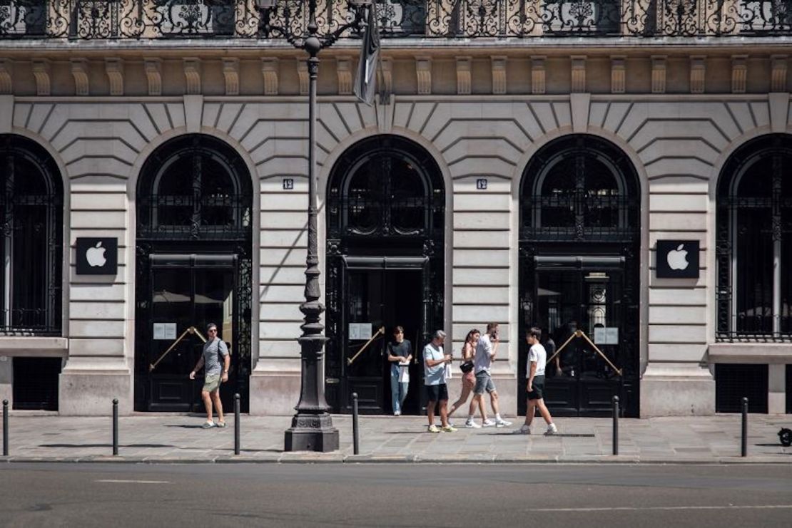 Clientes salen de una tienda de Apple Inc. en el distrito de la Ópera de París, Francia, el domingo 24 de julio de 2022.