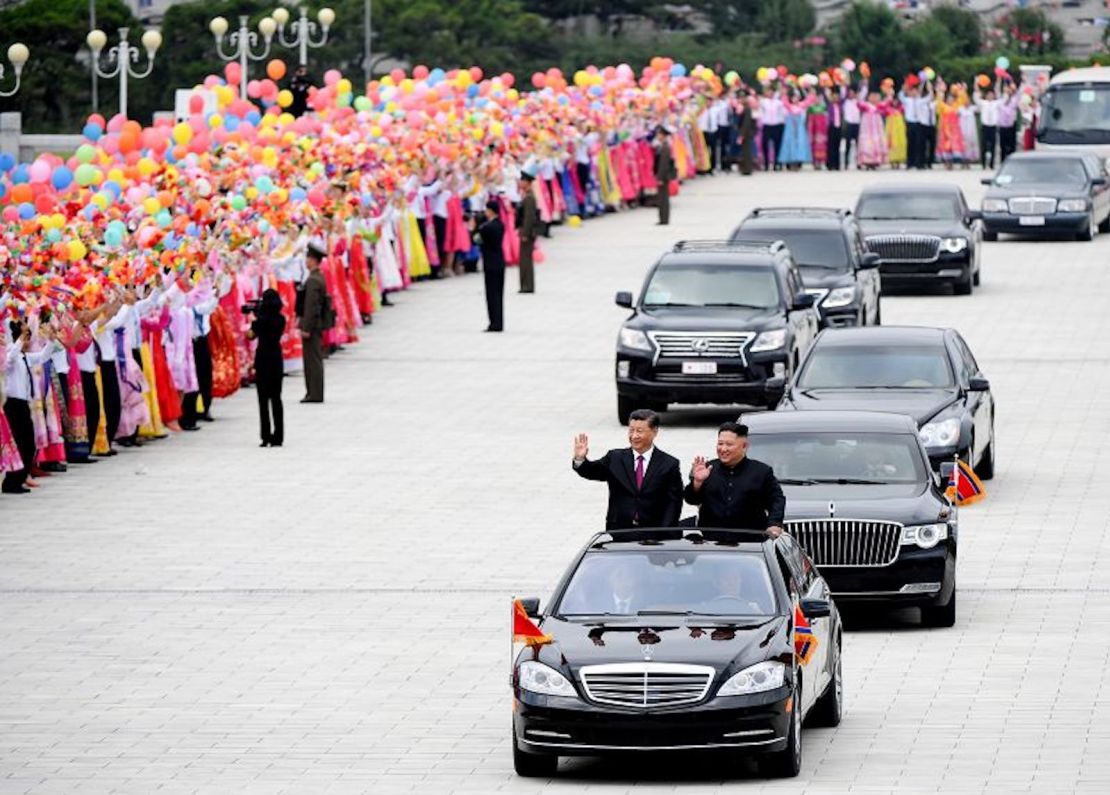 El líder chino, Xi Jinping, y su homólogo norcoreano, Kim Jong Un, fotografiados durante una visita de Xi a Pyongyang en 2019.