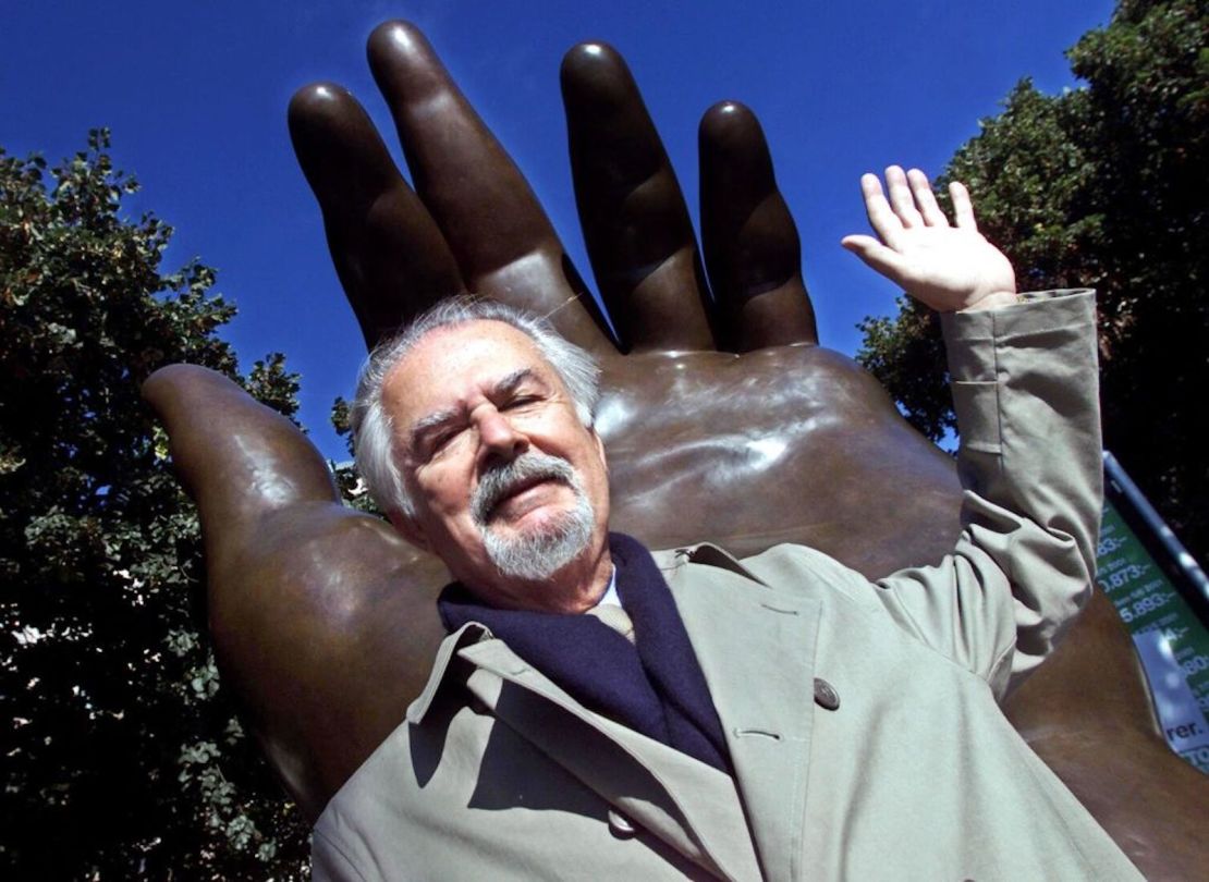 Botero con su escultura de Bronce "Mano izquierda" frente al Museo Moderno de Estocolmo en septiembre de 2001.