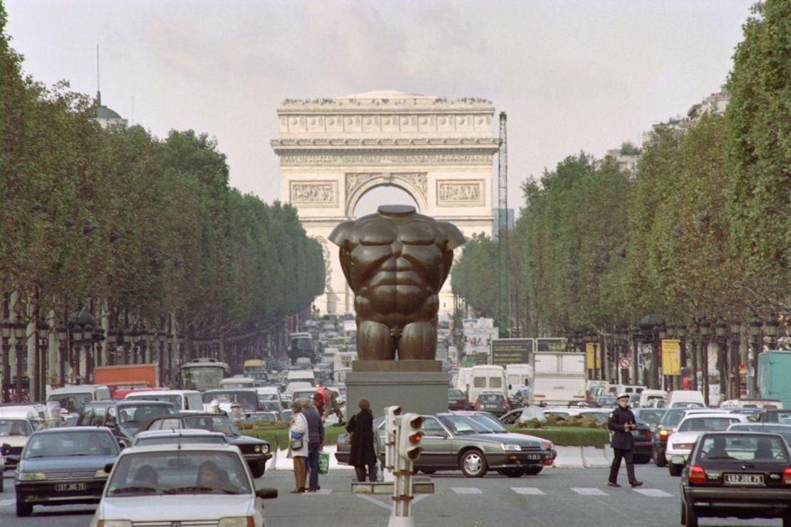 Escultura El torso. Fernando Botero. Exposición en los Campos Elíseos de París el 16 de octubre de 1992.