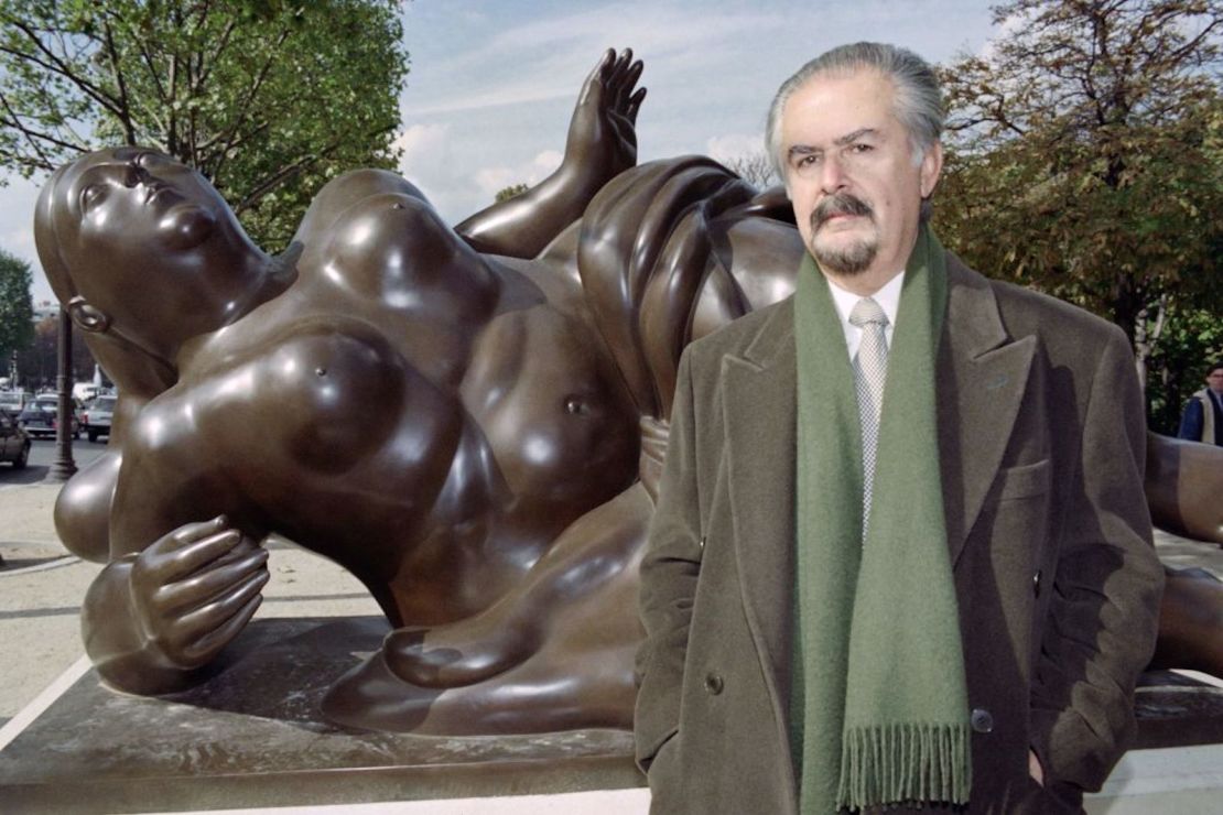 En esta foto aparece el escultor colombiano Fernando Botero delante de una de sus obras en la los Campos Elíseos de París en octubre de 1992.