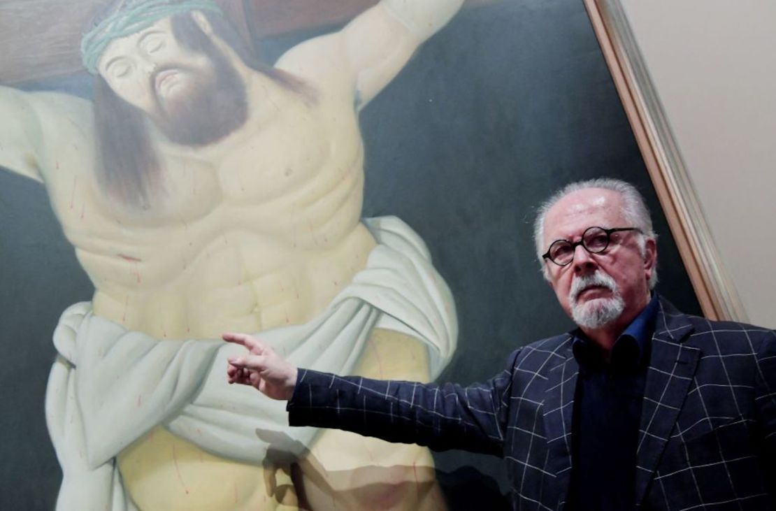 Botero junto a una de sus pinturas de la colección "Vía Crucis" en una exibición del museo Vittoriano de Roma en 2017.