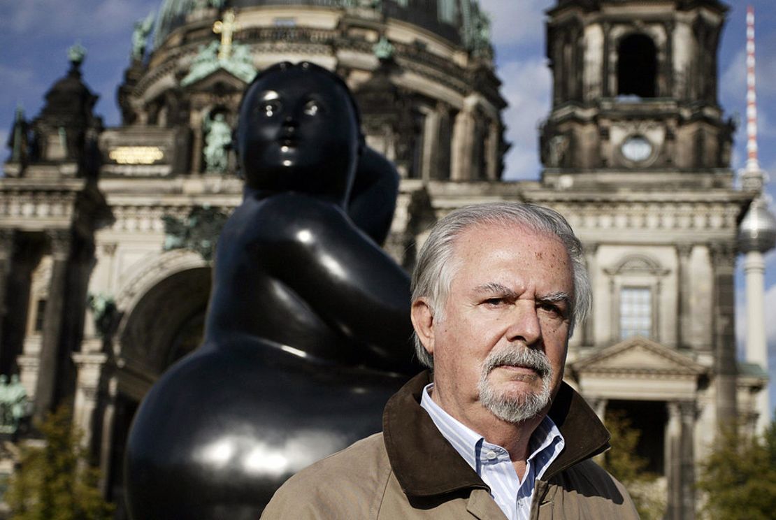 Botero ante una de sus esculturas expuestas frente a la catedral de Berlín el 20 de septiembre de 2007.