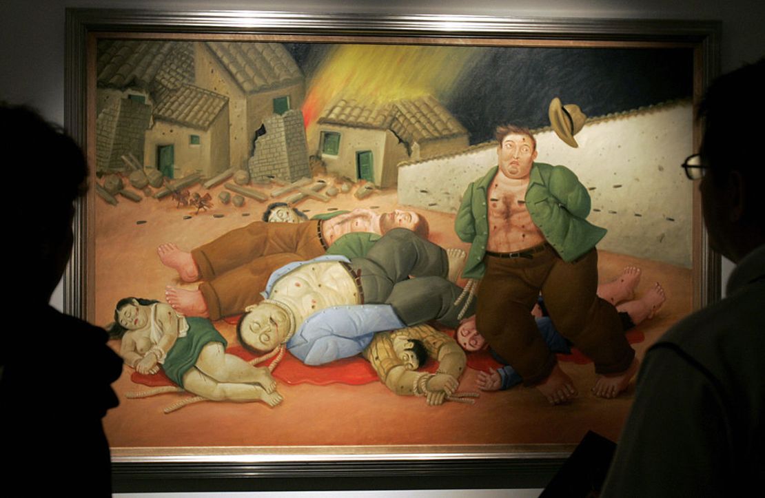 Visitantes observan el 27 de junio de 2006 "Masacre en Colombia", un óleo del artista colombiano Fernando Botero, que forma parte de la exposición "El dolor de Colombia en los ojos de Botero" que se exhibe en el Museo de Bellas Artes de Buenos Aires, compuesta por unos 50 dibujos y óleos que ilustran la violencia y el dolor que tiene que soportar el pueblo colombiano.