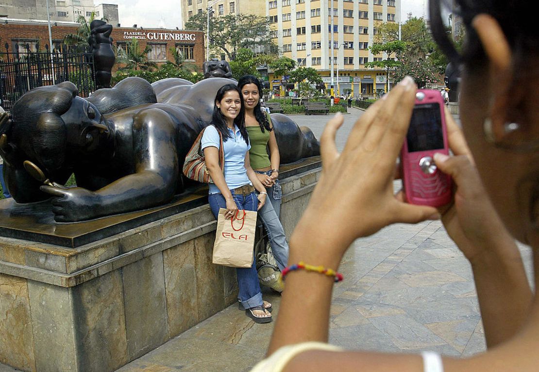 Esta escultura de bronce llamada "Mujer con un espejo" está al aire libre en el Parque Botero en el centro de Medellín, Colombia, frente al Museo de Arte de Antioquia. Foto de abril de 2007.