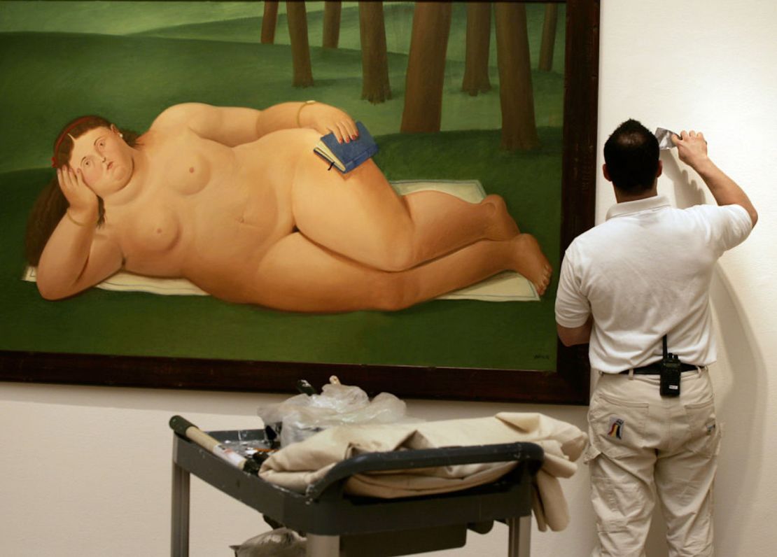 En esta foto se ve la obra de Botero llamada "Mujer Leyendo en 2007 en el Latin American Art en Sotheby's New York.