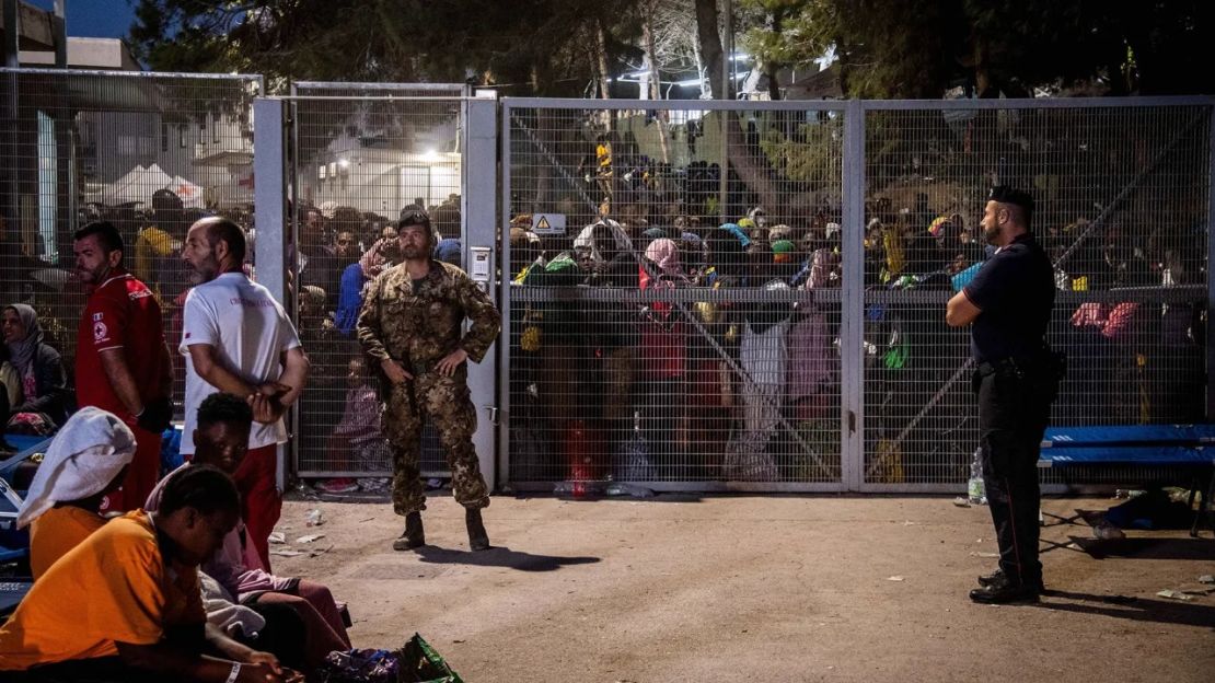 La isla de Lampedusa tiene dificultades para hacer frente a la afluencia de inmigrantes. Crédito: Alessandro Serranò/AFP/Getty Images