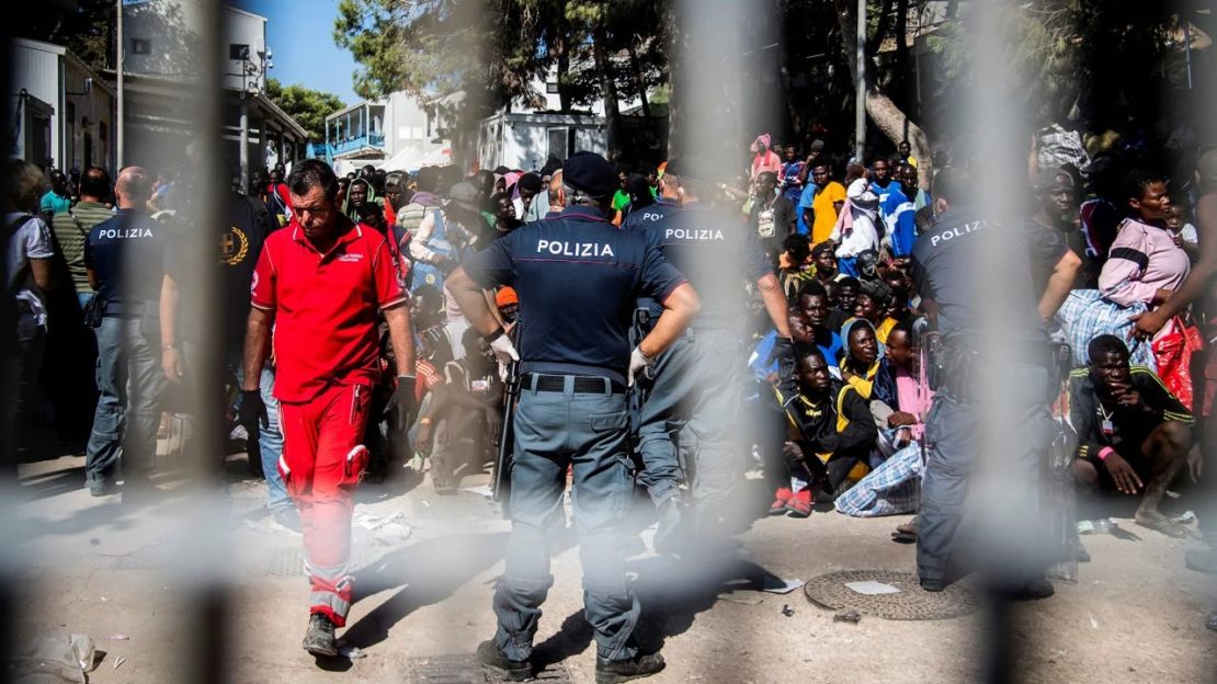 Lampedusa ha registrado una afluencia de 7.000 personas en 24 horas. Crédito: Alessandro Serranò/AFP/Getty Images